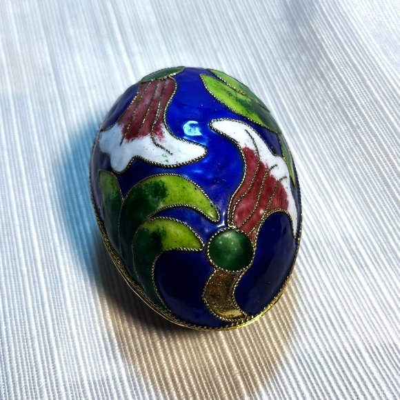 Porcelain Egg shaped Clossoine Trinket Box - Picture 4 of 9